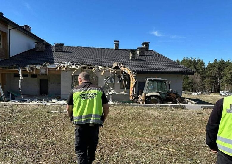 Започна събарянето на незаконните сгради на Румен Гайтански-Вълка край яз. "Искър"