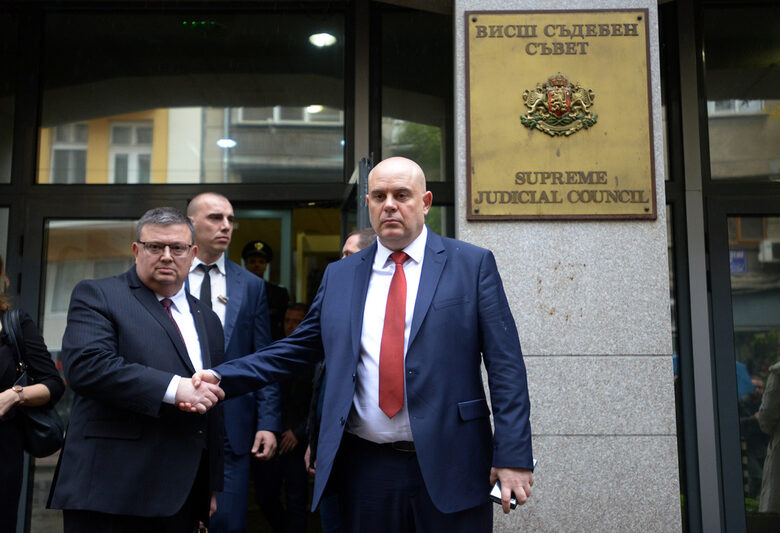 Цацаров поздравява новоизбрания главен прокурор Гешев. Цацаров поздравява новоизбрания главен прокурор Гешев.
