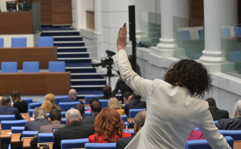Парламентът спря работа до края на консултациите при президента
