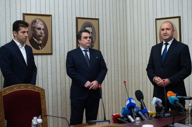 ГЕРБ, ДПС и президента нападнаха Асен Василев за финансовата политика на редовния кабинет