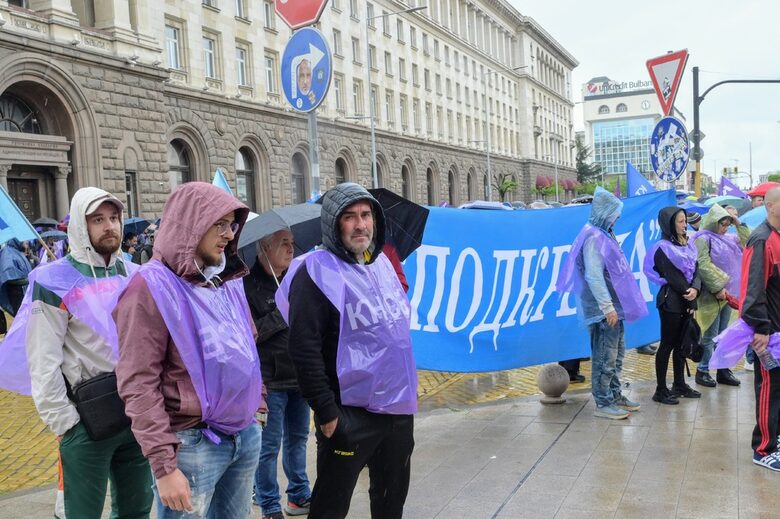 Протест на енергетици и миньори блокира центъра на София Протест на енергетици и миньори блокира центъра на София