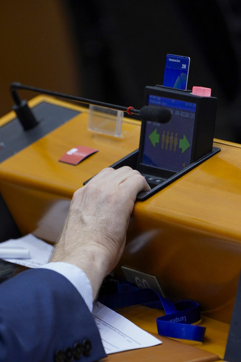 Електронната система се използва при поименно гласуване, обикновено на текстове, по които няма ясно мнозинство и трябва да се преброи съотношението на силите, при някои случаи от правилника и по ключови въпроси, за които е важно всеки депутат да застане с името си зад определена позиция