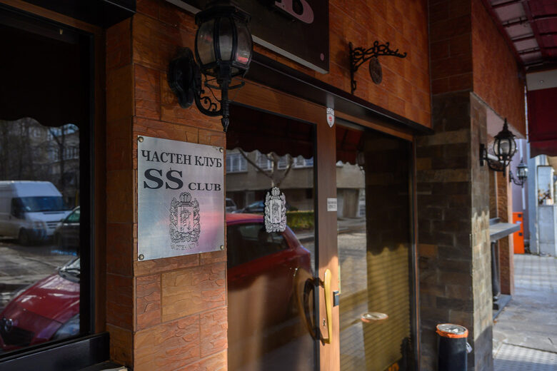 Частният "SS club" е мястото, на което се предполага, че Мартин Божанов-Нотариуса е организирал срещи с магистрати. Прокуратурата влезе в него на претърсване много след разстрела на Нотариуса Частният "SS club" е мястото, на което се предполага, че Мартин Божанов-Нотариуса е организирал срещи с магистрати. Прокуратурата влезе в него на претърсване много след разстрела на Нотариуса