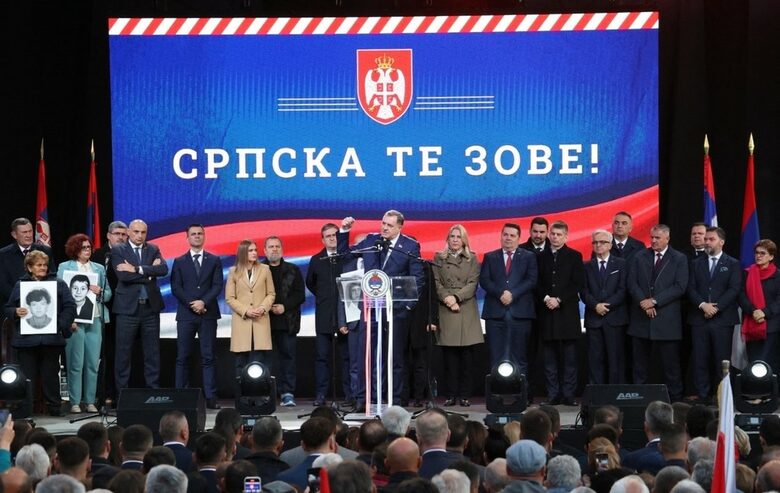 Протест на босненските сърби на 18 април, отричащ в Сребреница да е имало геноцид. На трибуната е лидерът Милорад Додик. Протест на босненските сърби на 18 април, отричащ в Сребреница да е имало геноцид. На трибуната е лидерът Милорад Додик.