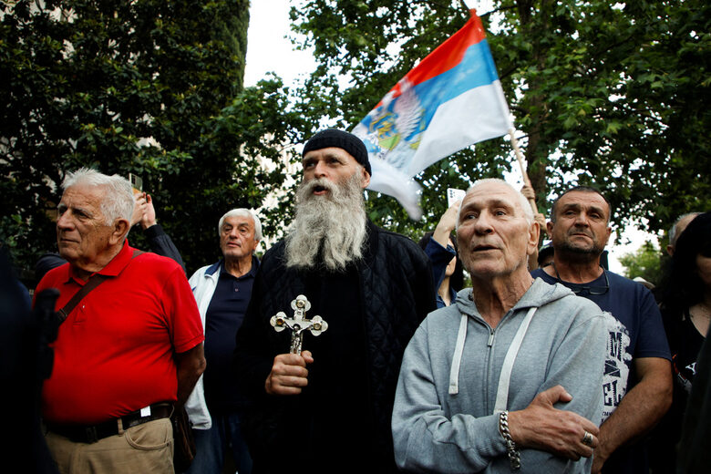 Протест на черногорски сърби срещу резолюцията.