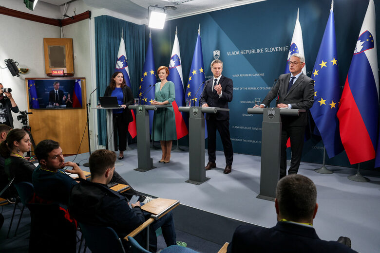 Словенският премиер Роберт Голоб на пресконференция с министри от кабинета.