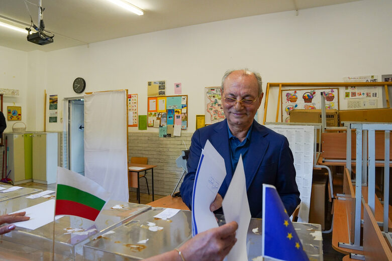 Ахмед Доган гласува, придружен от поне шестима бодигардове
