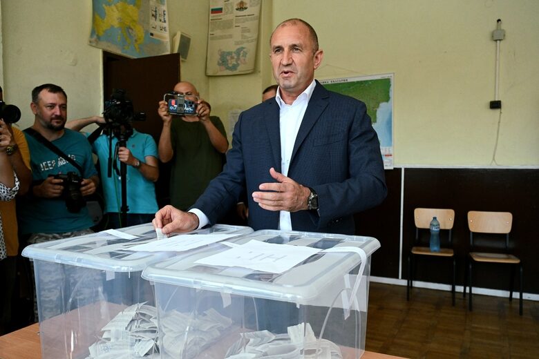 Радев предупреди политиците, че могат да го принудят да предложи алтернатива с партия