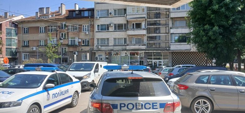 От полицията напомнят, че гражданите могат да съобщават за нарушения, които възпрепятстват нормалното протичане на изборния процес.