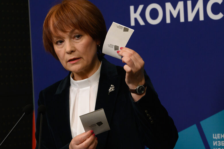 Централната избирателна комисия (ЦИК) показа образците на интегралните бюлетини, с които ще се гласува на парламентарните и европейските избори на 9 юни Росица Борисова Матева гласуване с машина