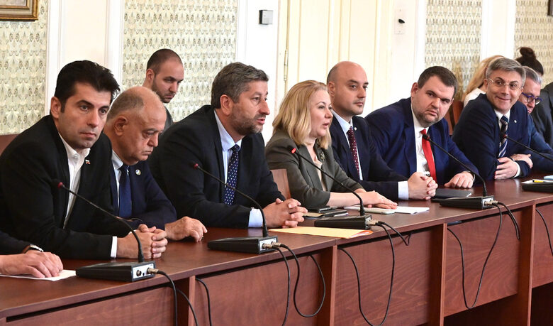 ПП-ДБ тръгнаха с приоритет за мащабна конституционна реформа, която изправи срещу тях в съвместното управление не само нуждаешия се от релегитимация Борисов, но мощната ос Борисов - Пеевски, която управляваше страната в продължение на дълги години преди протестите от 2020 г. В този формат силите се оказаха неравни.
