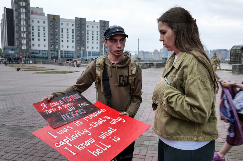 Светлана Билоус, 34-годишна гражданска активистка и съпруга на украински войник, изчезнал в бой, заедно с Илия Илиашенко, украински бивш военнопленник, който беше заловен от руските сили в Мариупол през 2022 г. Стотици украинци пристигнаха в Швейцария, за да се застъпят за украинските войници в руски плен в мирно шествие по време на форума.