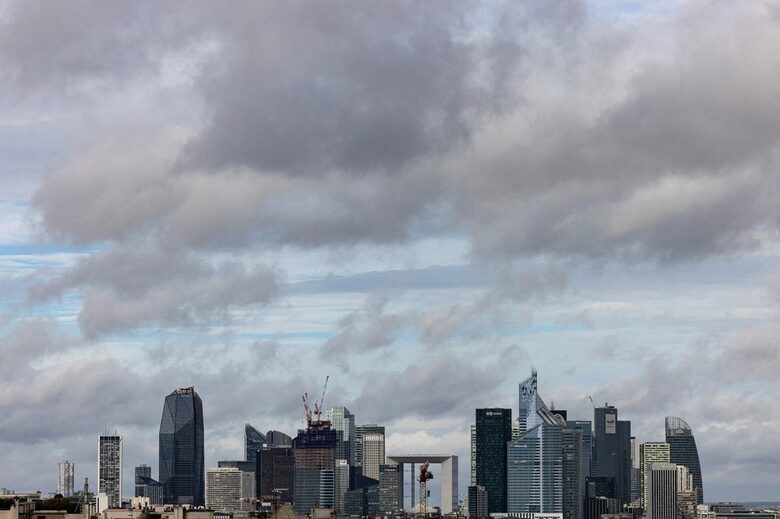 Над La Défense, бизнес центъра на Париж, се събират облаци