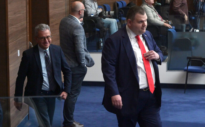 Съпредседателят на ДПС Делян Пеевски, който е санкциониран за корупция от САЩ и Великобритания, няма търпение да се включи в управляващо мнозинство. Съпредседателят на ДПС Делян Пеевски, който е санкциониран за корупция от САЩ и Великобритания, няма търпение да се включи в управляващо мнозинство.