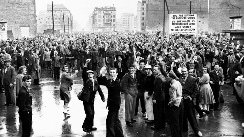 Народното въстание в ГДР: демонстранти по улиците на Берлин на 17 юни 1953 година.