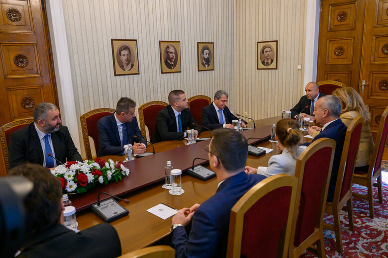 Радев и "Има такъв народ" си "подадоха топката" за президентска република