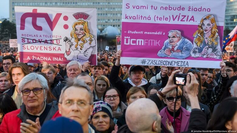 Хиляди словаци протестираха срещу закриването на обществените радио и телевизия.