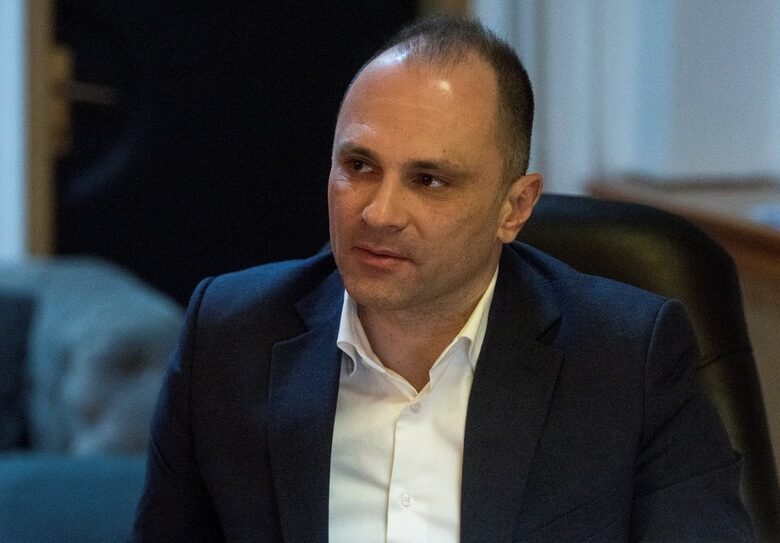 "СДСМ доказа, че има демократичен капацитет, който като председател ще развивам. За мен победата означава огромна отговорност. В СДСМ победиха професионализмът и емпатията. Ще се ръководя от принципите за уважение и другарство. Време е за обновяване на СДСМ", каза Венко Филипче. "СДСМ доказа, че има демократичен капацитет, който като председател ще развивам. За мен победата означава огромна отговорност. В СДСМ победиха професионализмът и емпатията. Ще се ръководя от принципите за уважение и другарство. Време е за обновяване на СДСМ", каза Венко Филипче.