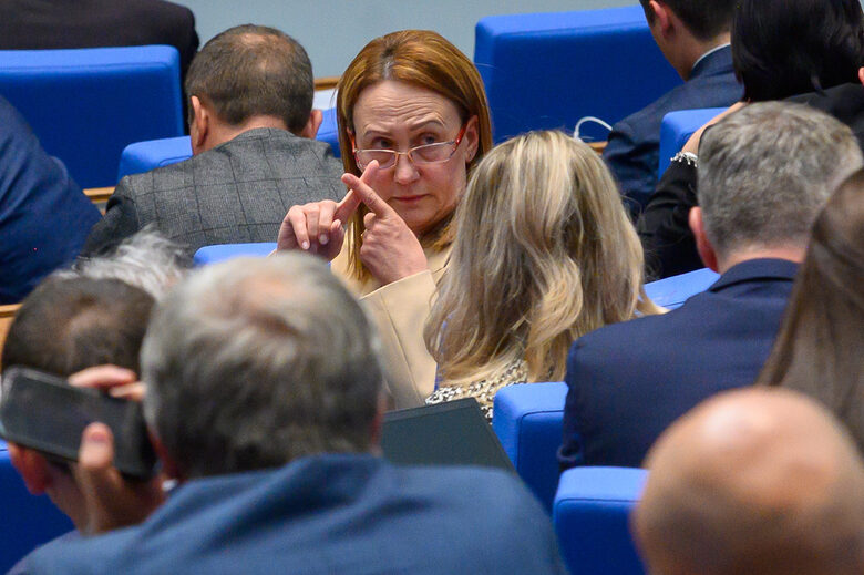 Елван Гюркаш от ДПС показва знак за гласуване