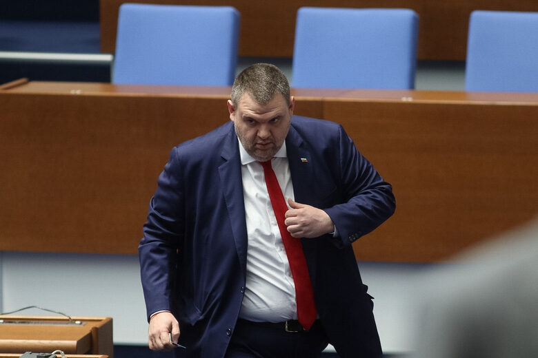 Предсрочни избори не преди средата на септември, третият мандат едва ли ще е успешен (обобщение)