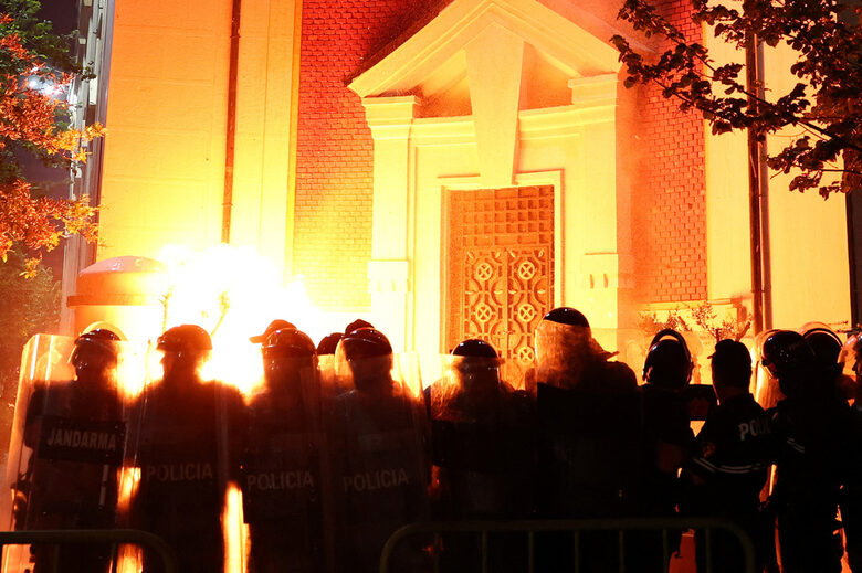 Протести и коктейли "Молотов" пред кметството в Тирана.