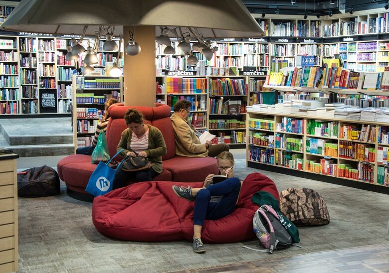 Книжари в Нидерландия са доволни, че благодарение на BookTok малдите хора се връщат в книжарниците Книжари в Нидерландия са доволни, че благодарение на BookTok малдите хора се връщат в книжарниците