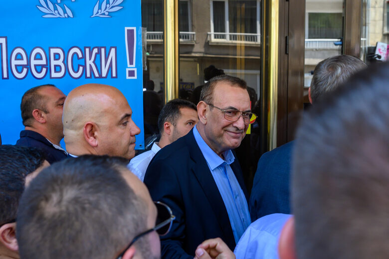 Лагерът на Доган си върна контрола над партийната централа и настоя за "ДПС без Пеевски" (обобщение)