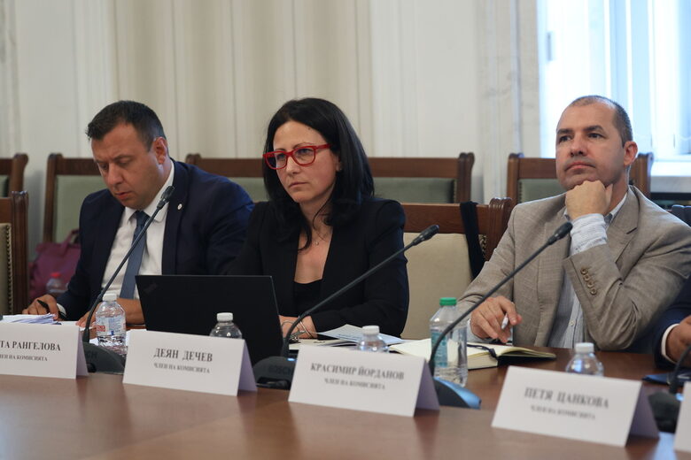 Извънредният способ на формиране на временни комисии от парламента се доказа като потентно средство за осветляване на различни въпроси, свързани със сериозна корупция в страната ни. Този потенциал обаче е тежко подкопан от растящата тенденция различни граждани и организации, в това число такива като главния прокурор, да отказват съдействие на Народното събрание. Извънредният способ на формиране на временни комисии от парламента се доказа като потентно средство за осветляване на различни въпроси, свързани със сериозна корупция в страната ни. Този потенциал обаче е тежко подкопан от растящата тенденция различни граждани и организации, в това число такива като главния прокурор, да отказват съдействие на Народното събрание.