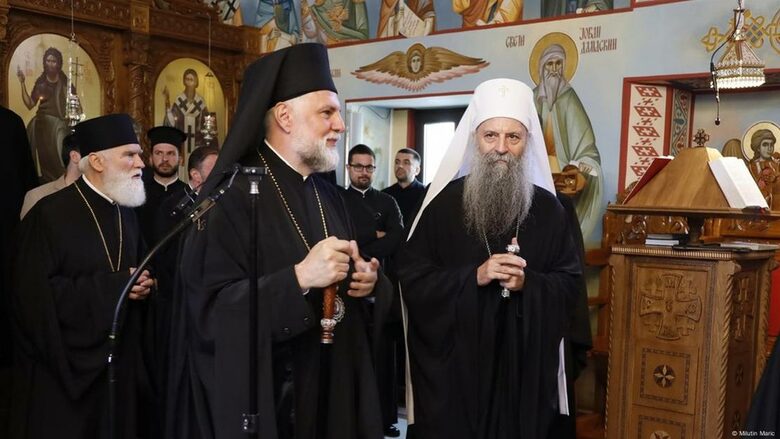 Сръбският патриарх Порфирий (вдясно) в църквата в Хамбург. Сръбският патриарх Порфирий (вдясно) в църквата в Хамбург.