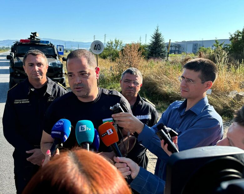Очевидец разказал, че първо е имало взрив, а след това е започнал пожарът в складовете в Елин Пелин