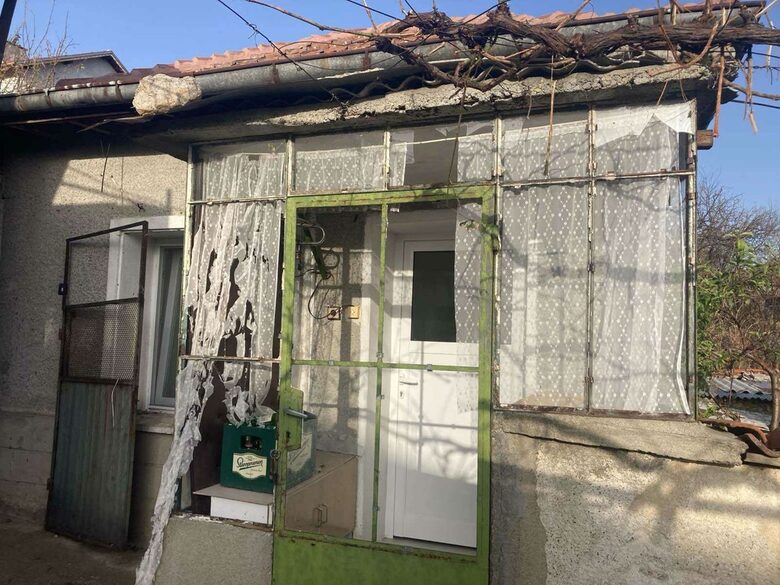 Прозорците са счупени след градушката в Шипка. Прозорците са счупени след градушката в Шипка.