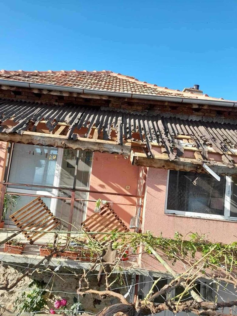 Голяма част от керемидите от покрива на къщата в Шипка буквално липсват след градушката от 13 юни. Голяма част от керемидите от покрива на къщата в Шипка буквално липсват след градушката от 13 юни.