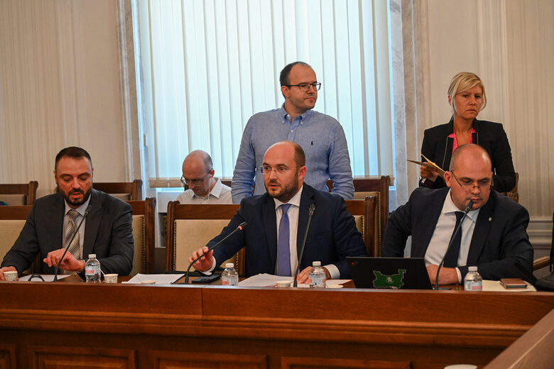 Председателстващ днешното заседание на комисията е Георги Георгиев от ГЕРБ