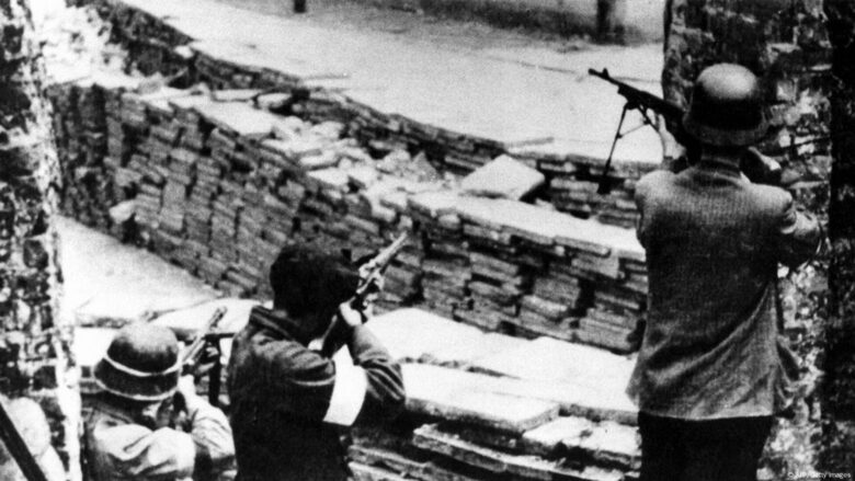 Август 1944: войници от полската "Армия Крайова" се сражават срещу германските окупатори