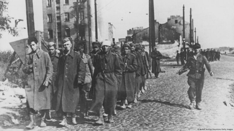Октомври 1944: предали се войници от полската Армия Крайова, отвеждани от германците в плен