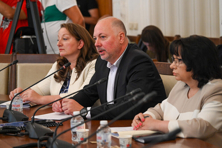 Деница Сачева, Росен Желязков и Теменужка Петкова по време на преговорите с "Има такъв народ"