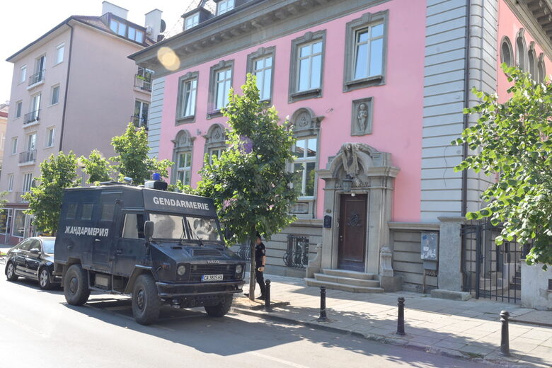 Полицаи, прокурори и служители на Комисията за противодействие на корупцията проверяват имоти на Румен Гайтански-Вълка.