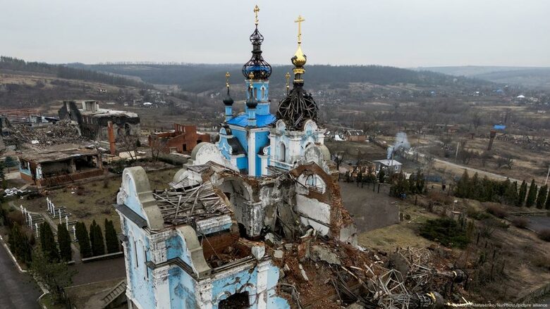 Донецк, Източна Украйна: полуразрушена църква след руски ракетен обстрел.
