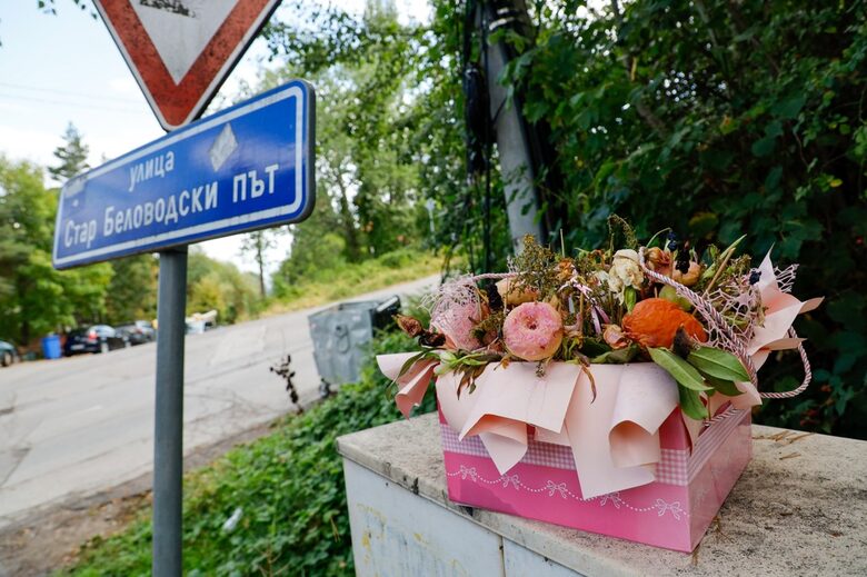 Пътят към т. нар. сарай беше затворен, но привърженици намериха начин да оставят цветя в знак на подкрепа.