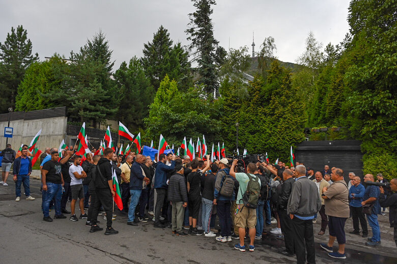 Симпатизанти на Доган отново са пред имота в "Бояна", полицейското присъствие е засилено