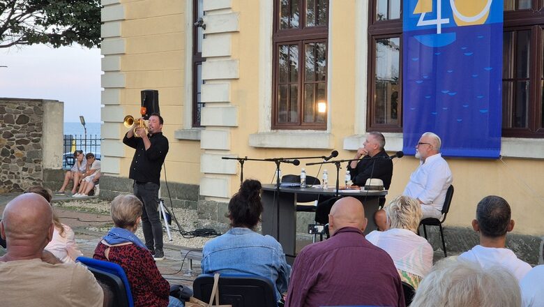 Михаил Йосифов се включи в премиерата с изпълнения на тромпет. Михаил Йосифов се включи в премиерата с изпълнения на тромпет.