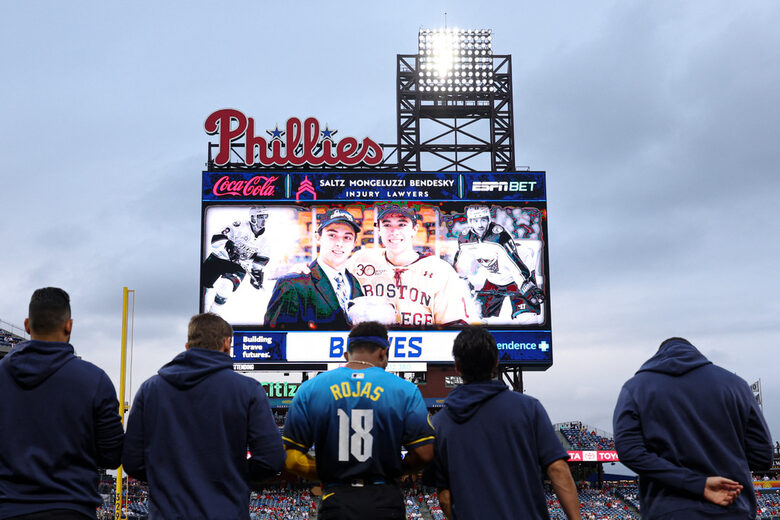От MLB също почетоха паметта на Джони Хокей. От MLB също почетоха паметта на Джони Хокей.