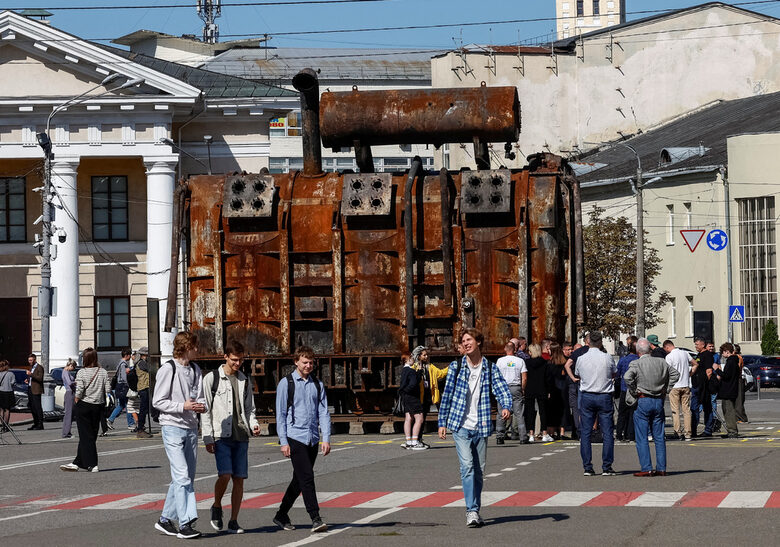 Инсталация на трансформатор за електричество, повреден след руска атака, бе разположен в центъра на Киев.