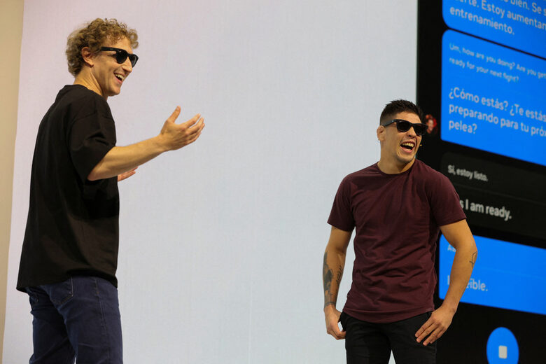 Зукърбърг и Брандън Морено говорят с помощта на очилата Ray-Ban Meta, които им превеждат двустранно между английски и испански