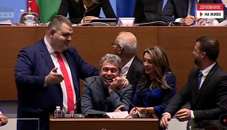 Блокада в парламента: "Има такъв народ" и "Възраждане" провалиха последното заседание, и Пеевски не успя да го спаси