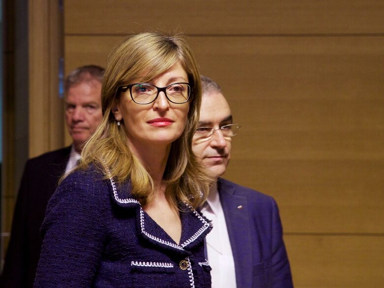 Екатерина Захариева ще трябва да защити бъдещия си ресор пред парламентарната комисия за Промишленост, изследвания и енергетика, като депутати от културната комисия също ще могат да й задават въпроси, без да участват в решението за професионалната й пригодност