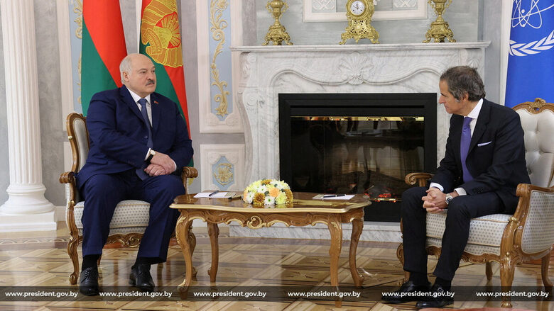 Президентът на Беларус Александър Лукашенко се срещна с генералния директор на Международната агенция за атомна енергия (МААЕ) Рафаел Гроси в Минск.