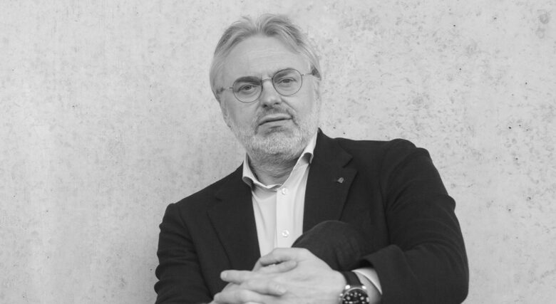 Адвокатът на Босман Жан-Луи Дюпон сега води и делото на Диара срещу ФИФА и отново е напът да спечели. Адвокатът на Босман Жан-Луи Дюпон сега води и делото на Диара срещу ФИФА и отново е напът да спечели.