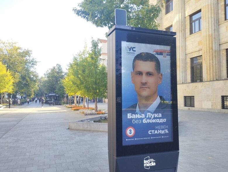 Вечния отбранителен дискурс на Република Сръбска лесно отклонява вниманието и от националните теми. При разходка из Баня Лука, дни преди местните избори, плакати с очевидно национални послания изпъстряха улиците, независимо за коя партия става дума. Но доминират националните теми, казва Таня Топич. "Не говорим за канализация, инфраструктура. А само кой е по-велик: сърбите, хърватите или бошняците." Вечния отбранителен дискурс на Република Сръбска лесно отклонява вниманието и от националните теми. При разходка из Баня Лука, дни преди местните избори, плакати с очевидно национални послания изпъстряха улиците, независимо за коя партия става дума. Но доминират националните теми, казва Таня Топич. "Не говорим за канализация, инфраструктура. А само кой е по-велик: сърбите, хърватите или бошняците."