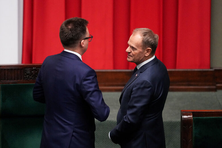 Доналд Туск говори с председателя на парламента Шимон Холовня